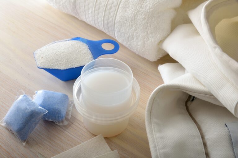 detergenti traditionali sau gel - pudra de detergent, recipient gel si rufe albe