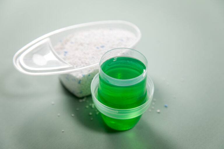 detergent lichid verde in dozator si detergent pudra in recipient plastic