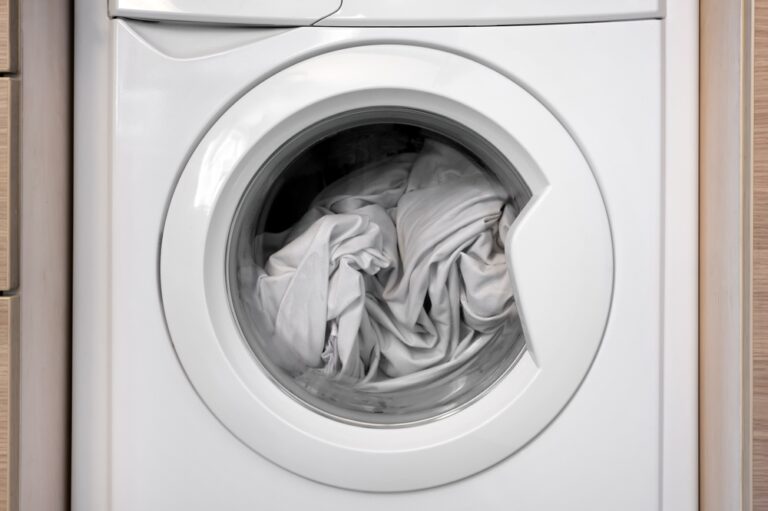 masina de spalat cu rufe albe in cuva la diferite temperaturi de spalare