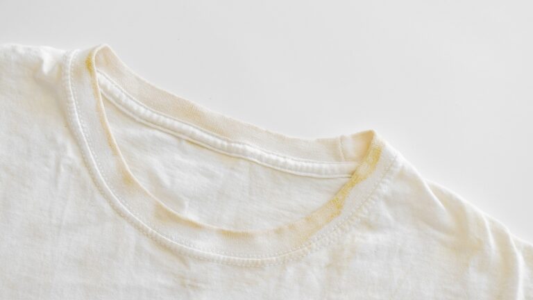 pete galbene pe guler tricou alb dupa spalare - urme sebum transpiratie